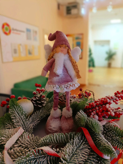 «Новогодние игрушки, свечи и хлопушки».